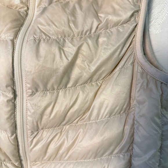 Uniqlo Womens Ultra Light Down Vest Cream Packable Fall Winter XS Casual Outdoor - Picture 5 of 15